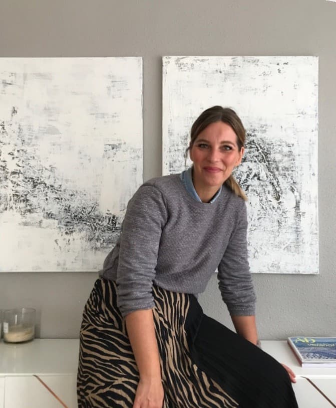 Fanny Harms in ihrem Atelier vor zwei ihrer Werke